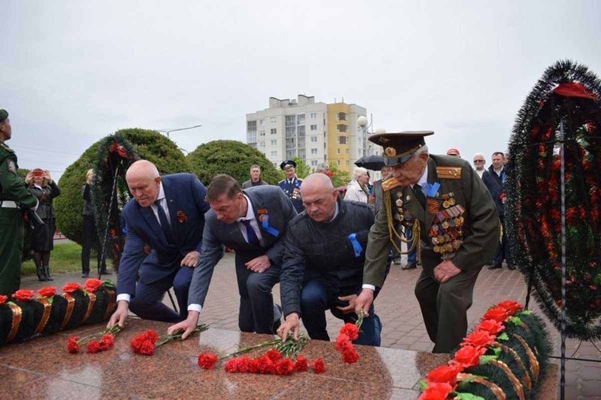 Новости камышина волгоградской. Гирлянда для возложения к памятнику. Военные памятники. 106 Годовщина Маресьева Камышин. Маресьев возложение к памятнику.