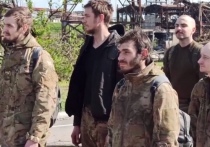 Министерство обороны России обнародовало видео, на котором запечатлен выход последних украинских военнослужащих, остававшихся на территории комбината "Азовсталь" для сдачи в плен российским военным