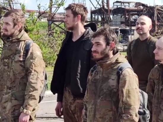 Министерство обороны России обнародовало видео, на котором запечатлен выход последних украинских военнослужащих, остававшихся на территории комбината "Азовсталь" для сдачи в плен российским военным