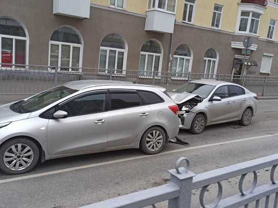 Пассажир такси рассек лоб в аварии на Уралмаше в Екатеринбурге