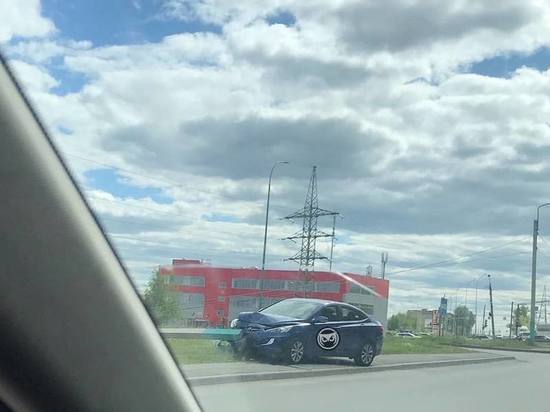 В Пензе иномарка врезалась в столб