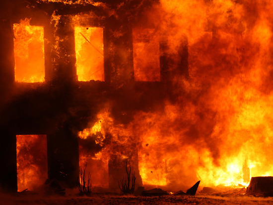 Человек сгорел в пожаре в квартире в Тихвине