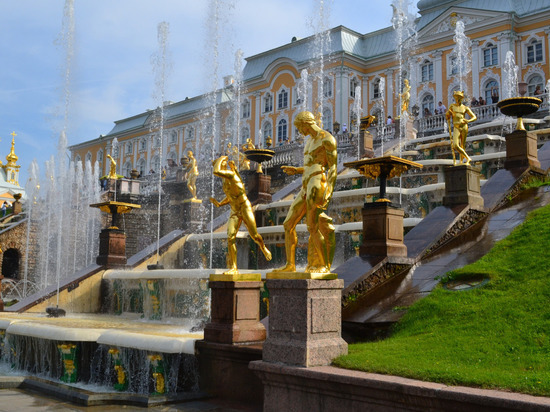 Более 30 тысяч петербуржцев посетили праздник фонтанов в Петергофе 21 мая