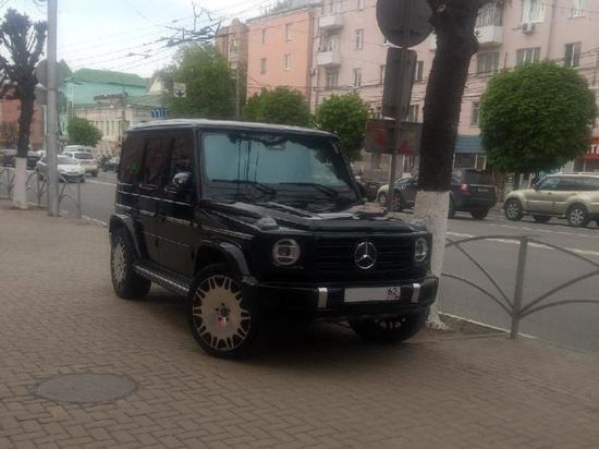 Владелица Mercedes-Benz оштрафована за парковку на тротуаре в Рязани