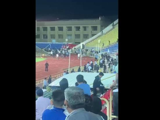 На стадионе в Шымкенте обрушилась крыша во время матча