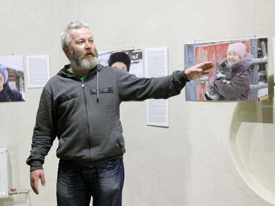 Она проходит в Гостиных дворах