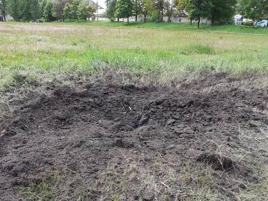 Снаряд разрушил футбольное поле в Донецке: ФОТОФАКТ