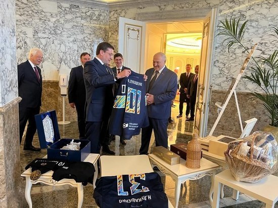 Глеб Никитин подарил Александру Лукашенко свитер ХК "Торпедо"