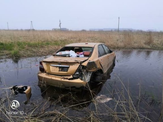 «Много салфеток в крови»: автомобиль вылетел в канаву с водой на юге Сахалина