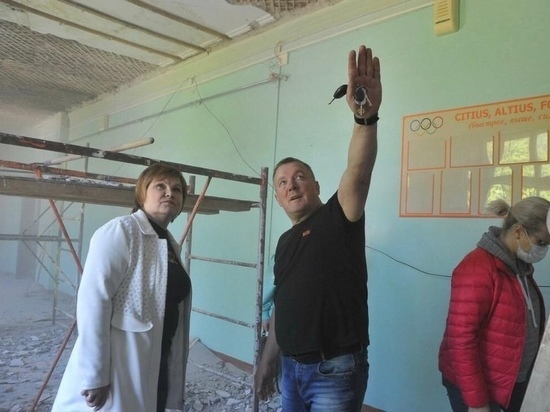 Мэр Рязани Сорокина посетила школу №28, в которой обвалился потолок