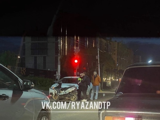 На перекрёстке в центре Рязани Renault Logan столкнулся со скутером