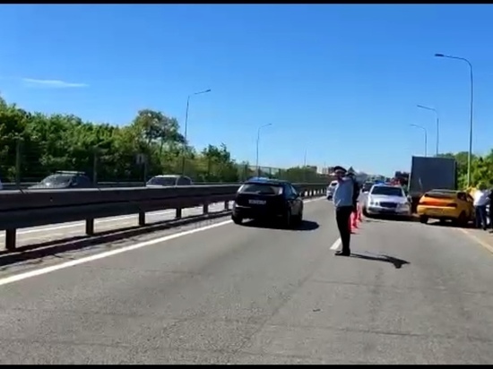 На Восточном обходе Краснодара автомобиль сбил дорожных рабочих, один человек погиб