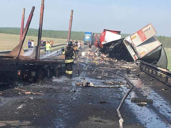 2 человека погибли в столкновении двух грузовых автомобилей в Красноярском крае