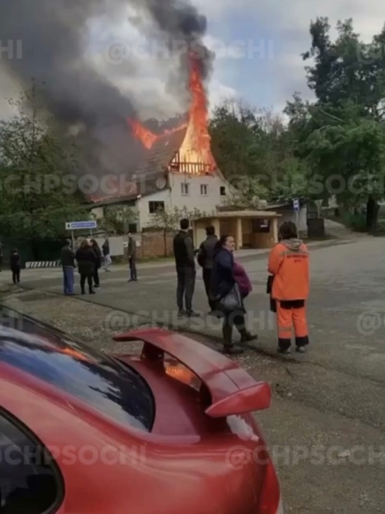 В Сочи пожар уничтожил частный дом