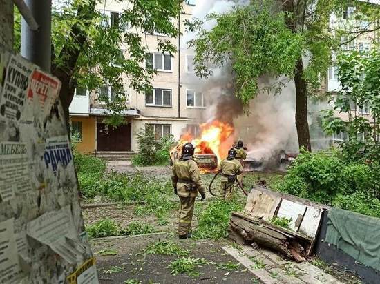 В Донецке от попадания снаряда загорелся дом