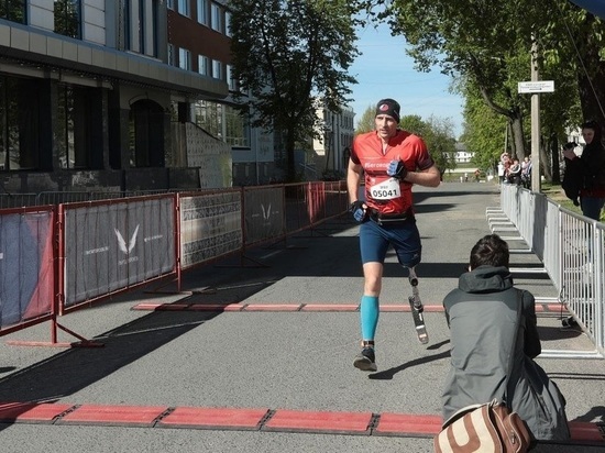 Спортсмен на протезе участвует в псковском полумарафоне