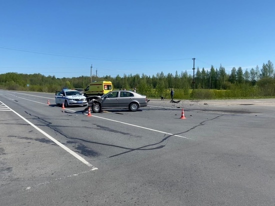 Kia Rio влетела в Skoda Octavia на нерегулируемом перекрестке под Великим Новгородом