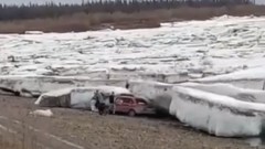 Машину приехавшего поглазеть на ледоход в Якутии придавило льдиной