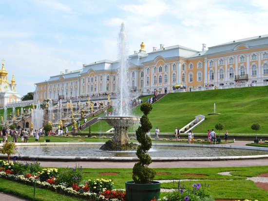 Праздник фонтанов в Петергофе был посвящен 350-летию со дня рождения Петра I