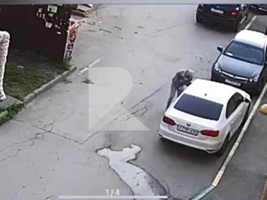 На улице Татарской в Рязани пьяный мужчина повредил несколько машин