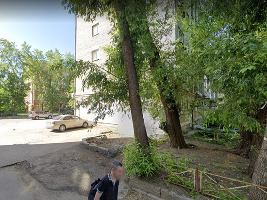 Вода затопила двор в центре Екатеринбурга