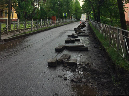В Курске вопреки проекту БКД на улице Димитрова из-за дождя провалился асфальт