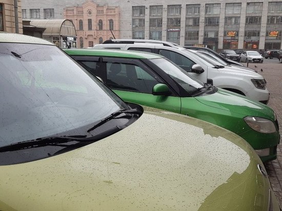 Продажи новых автомобилей упали на 62 % за месяц в Петербурге