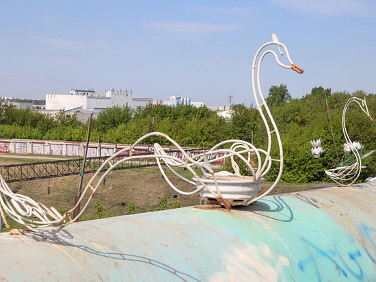 В Барнауле депутат рассказала, куда «улетели» лебеди с моста на Новом рынке
