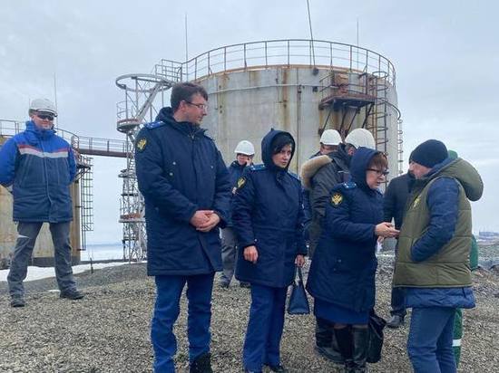 Прокуратура проверяет информацию о масляных пятнах на Енисее на севере Красноярского края