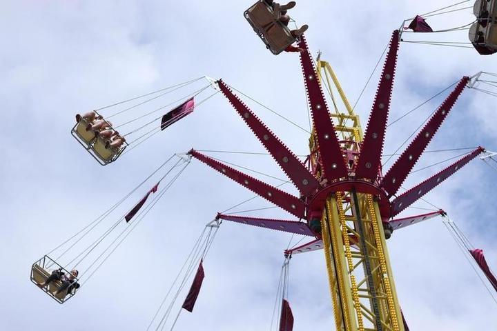 В парке Омска на "Зеленом острове" стали известны цены на 15 аттракционов и ново