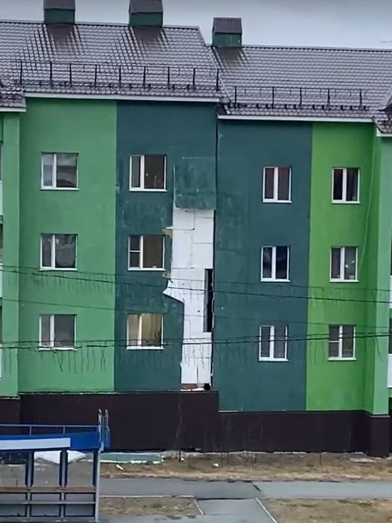 Стабильность рушится: ветер рвет обшивку трехэтажки в Лабытнанги