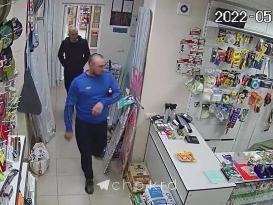 В Краснодаре камеры зафиксировали ограбление магазина стройматериалов
