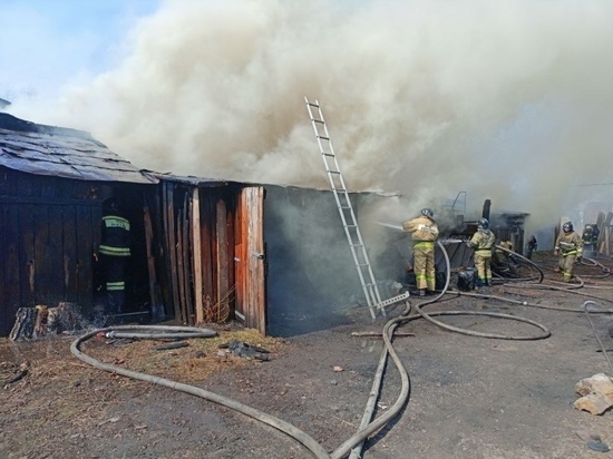 Сарай и баня частично сгорели в селе Моряковский затон Томского района