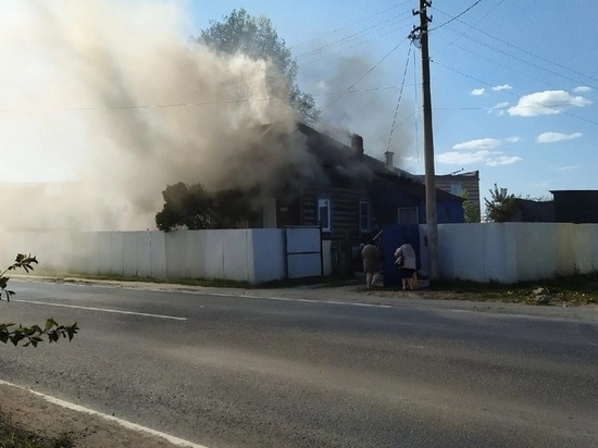 Вечером 22 мая в Алексине на Радбужской сгорел дом на трех хозяев