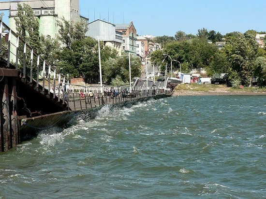 В Ростове 58-летний рыбак чуть не погиб у понтонного моста на Зеленом острове