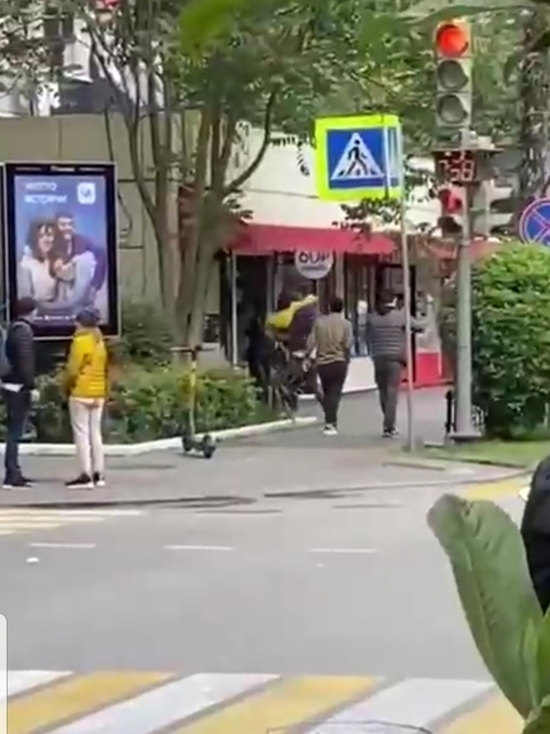 В Сочи неизвестный на электросамокате наехал на ребёнка
