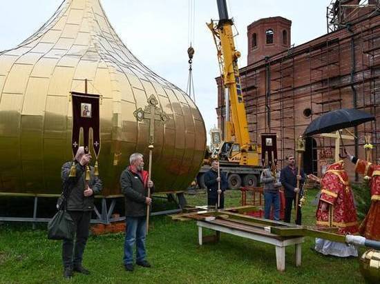 Брянский митрополит освятил крест и купол женского монастыря в Карачеве