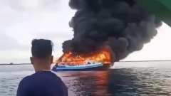 На Филиппинах сгорел скоростной паром с пассажирами: видео