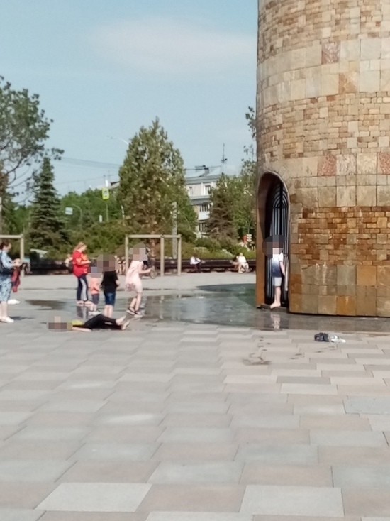 Житель Кемерова обеспокоен играми детей у фонтана в Парке Ангелов