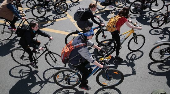 Более 40 тысяч велосипедистов прокатились по Садовому кольцу: видео