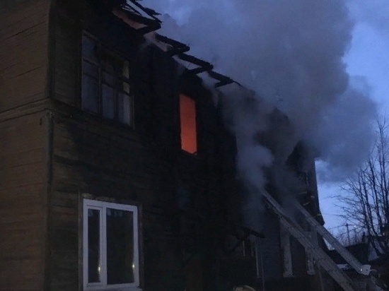 Два человека прыгнули с третьего этажа горящей квартиры в Приладожском