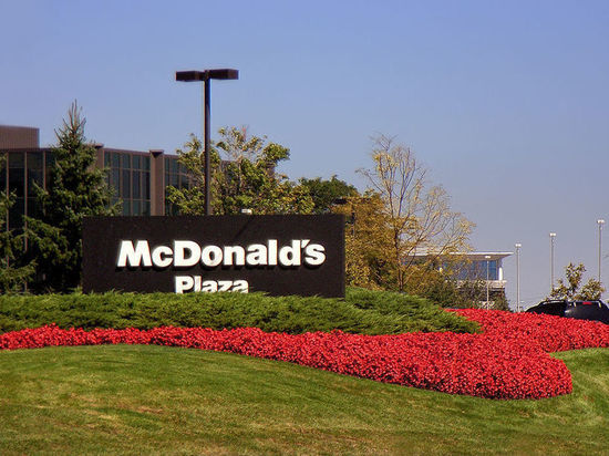 Сеть ресторанов, ранее функционировавшая в России под брендом "Макдональдс", после ухода компании из России продолжит работать под названием "Mc"