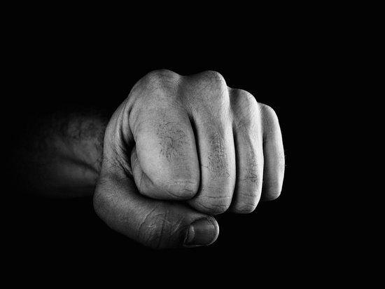 В Пензе пятеро мужчин избили и ограбили молодого парня