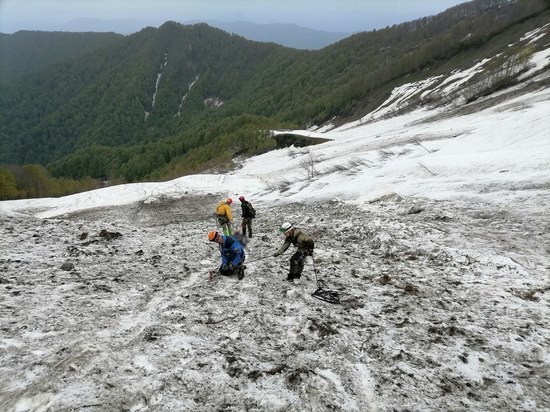 Спасатели вертолётом эвакуировали тело погибшего в районе горы Малый Амуко туриста