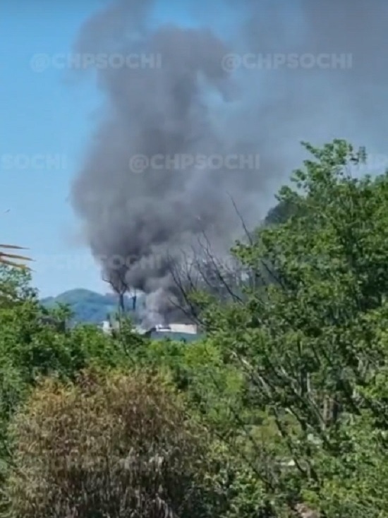 Кровля частного дома в Сочи сгорела в очередном пожаре