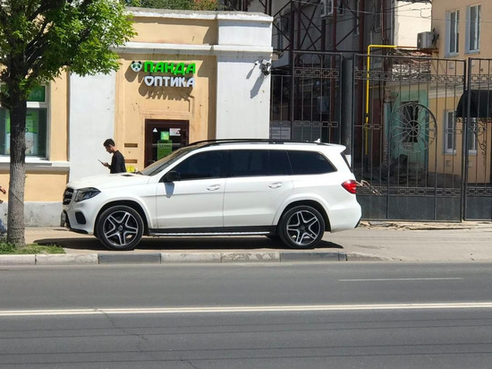 ГИБДД начала проверку по факту припаркованного на тротуаре в Рязани автомобиля