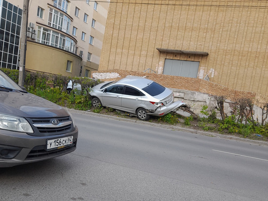 На улице Советской армии в Рязани Hyundai Solaris улетел в кювет