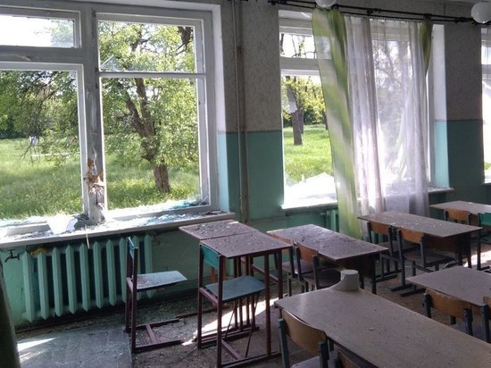 В Ясиноватой разбиты обстрелами все городские школы