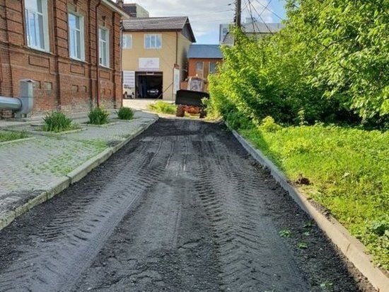 В Курске разбитую дорогу на 1-й Кожевенной на время засыпали фрезератом