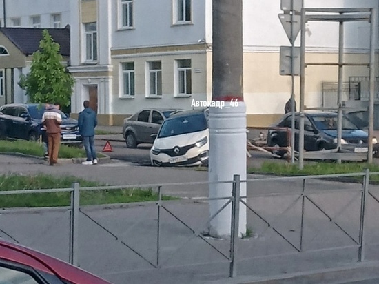 В центре Курска кроссовер Renault провалился в яму на дороге